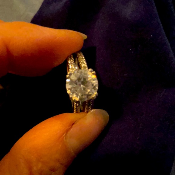 Beautiful ring-great for any occasion - Picture 1 of 3